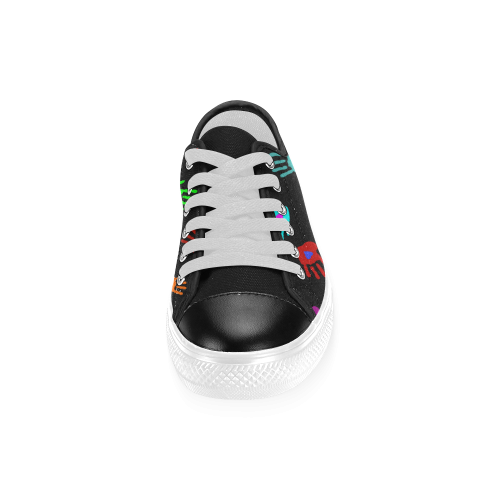 Multicolored HANDS with HEARTS love pattern Men's Classic Canvas Shoes (Model 018)