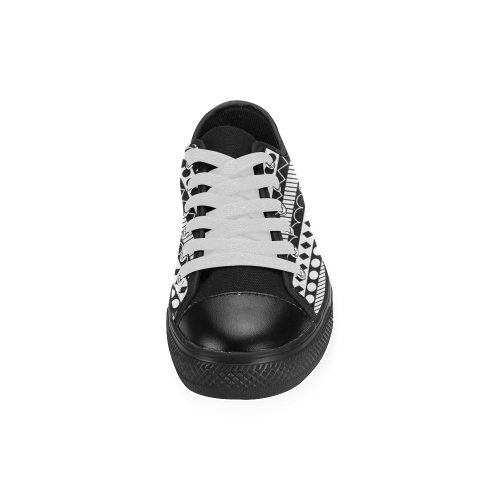 Black and White Funky Stripes by ArtformDesigns Men's Classic Canvas Shoes (Model 018)