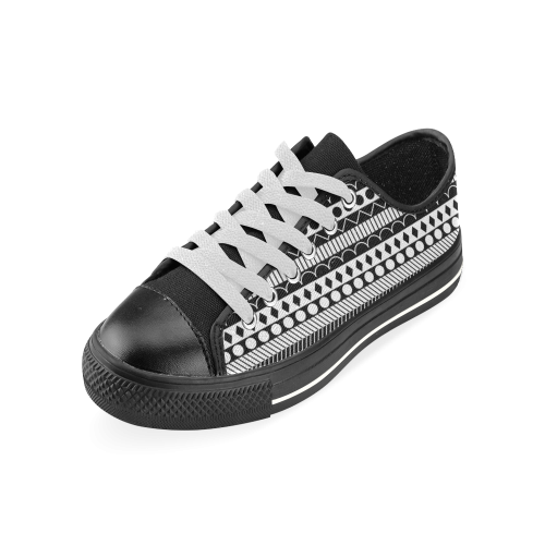 Black and White Funky Stripes by ArtformDesigns Men's Classic Canvas Shoes (Model 018)