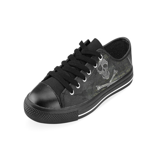 Vintage Skull Pirates Flag Men's Classic Canvas Shoes (Model 018)