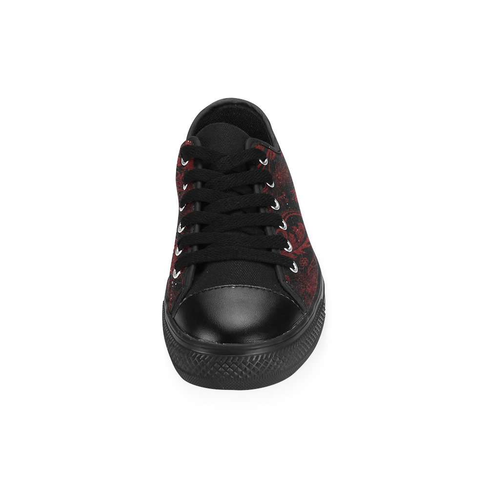 Elegant vintage flourish damasks in  black and red Men's Classic Canvas Shoes (Model 018)