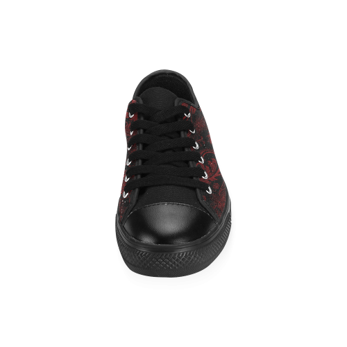 Elegant vintage flourish damasks in  black and red Men's Classic Canvas Shoes (Model 018)