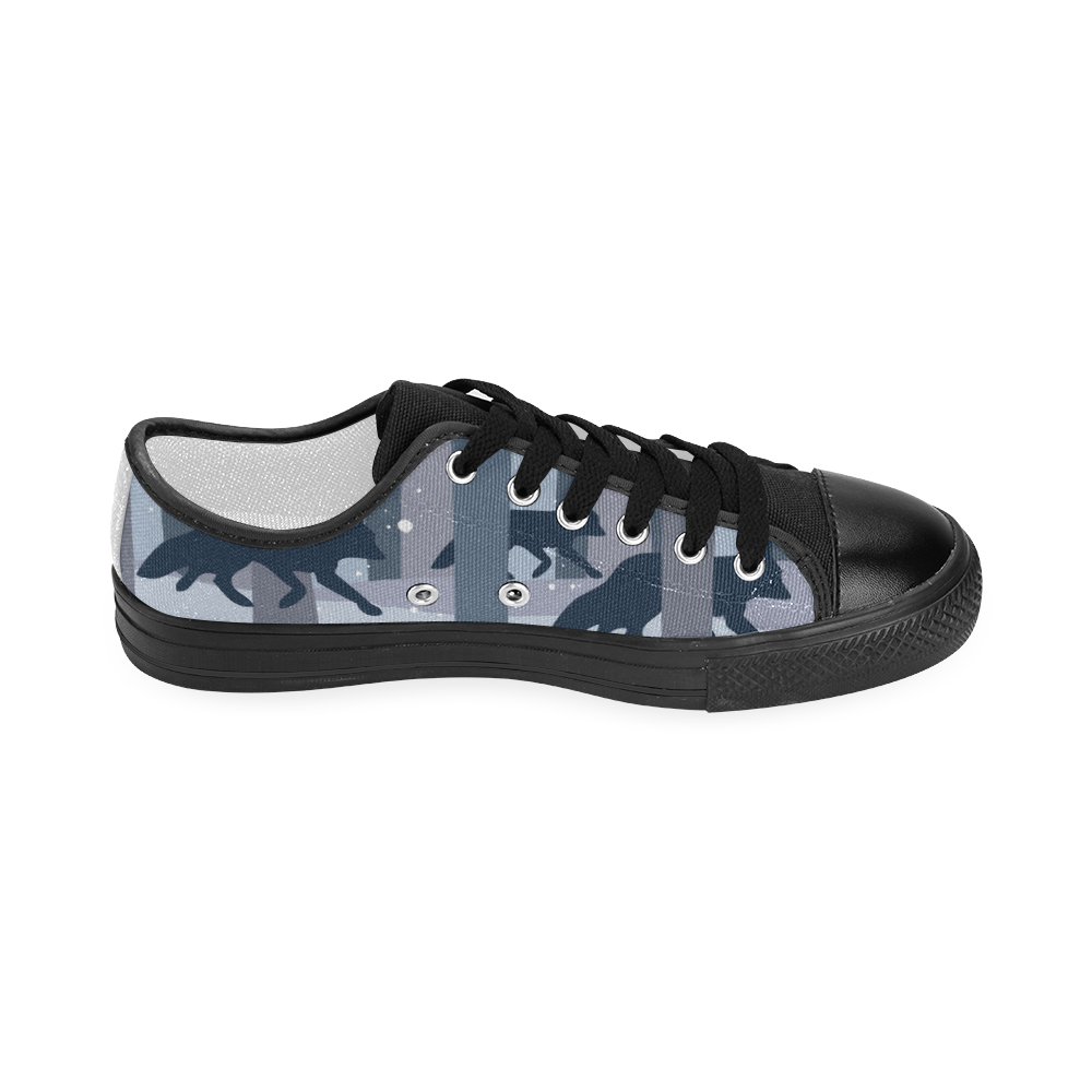 Foxes in the winter forest Women's Classic Canvas Shoes (Model 018)
