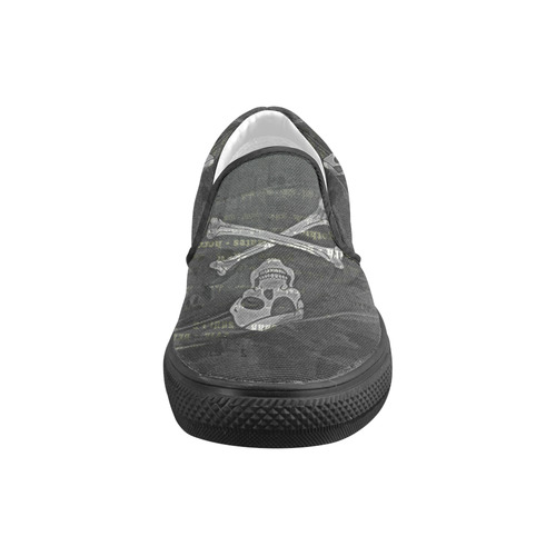 Vintage Skull Pirates Flag Men's Slip-on Canvas Shoes (Model 019)