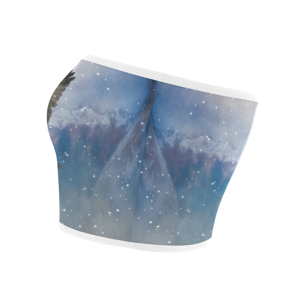 A american bald eagle flies in the snowy mountains Bandeau Top